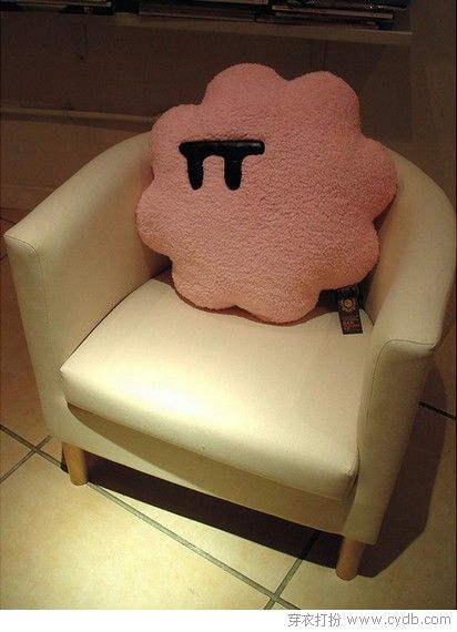 私窝家里，用抱枕作陪